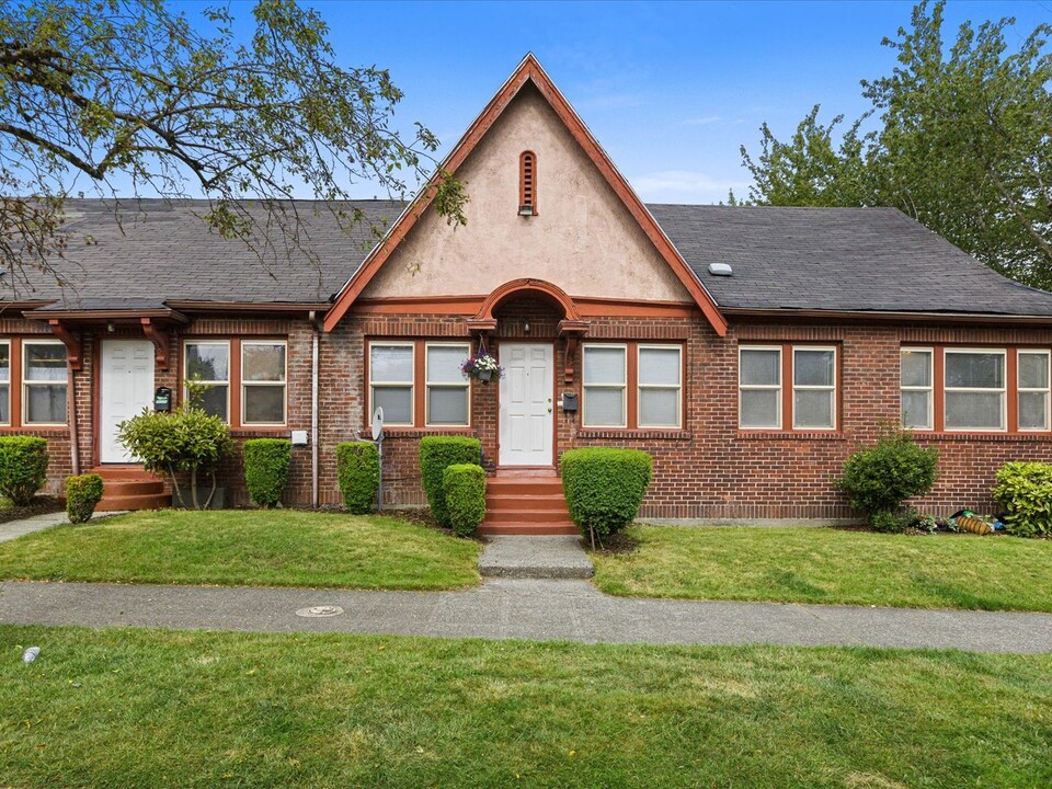 555 26th Ave in Seattle, WA - Building Photo