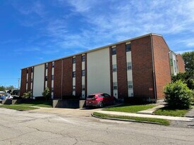 Royal Heights in Charleston, IL - Building Photo