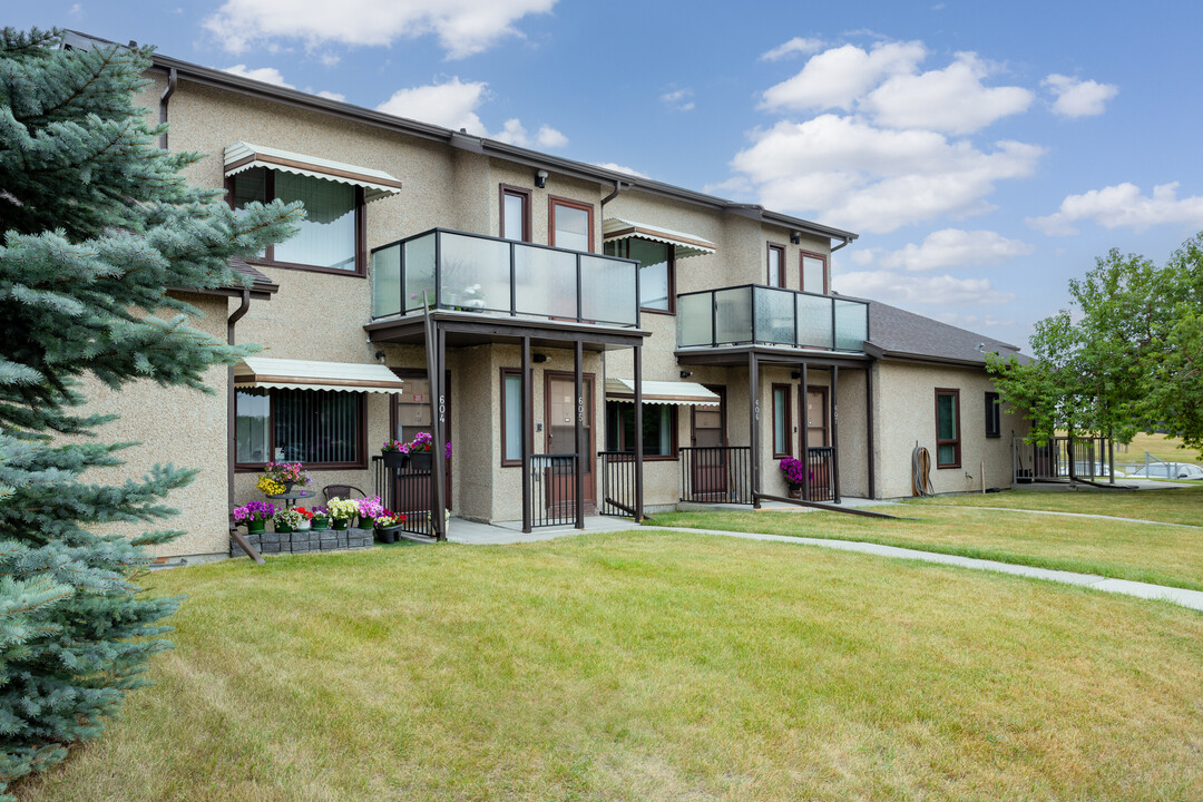 Spruce Cliff Downs in Calgary, AB - Building Photo