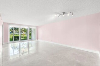 500 Oaks Ln in Pompano Beach, FL - Building Photo - Building Photo