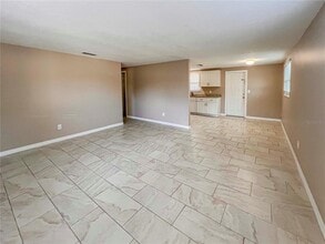 5850 Colonial Dr in Sarasota, FL - Building Photo - Building Photo