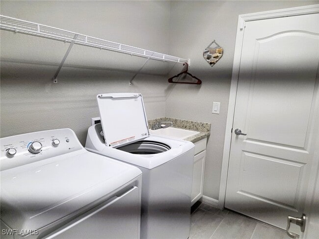17665 Kinzie Ln in Estero, FL - Foto de edificio - Building Photo