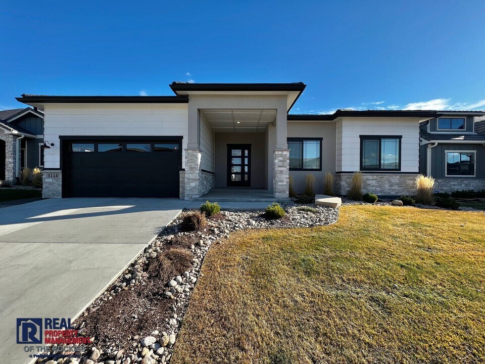 Gorgeous 4 bed 3 bath + Office home located on the 12th Tee of the TPC golf Course! in Berthoud, CO - Building Photo