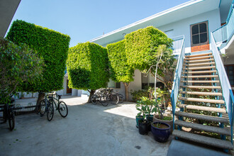 25 Navy St in Venice, CA - Foto de edificio - Building Photo