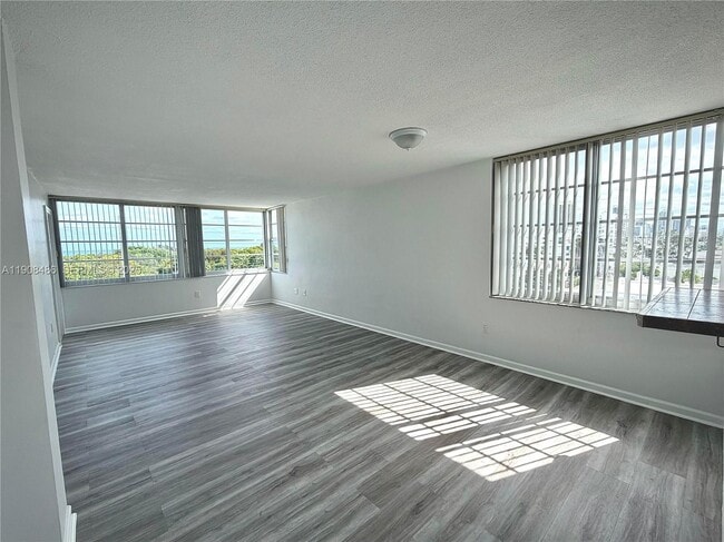 8000 Harding Ave in Miami Beach, FL - Building Photo - Building Photo