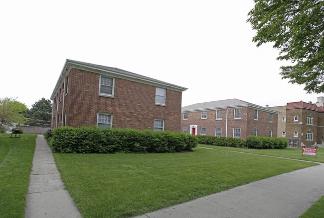 Martin Adlon Apartments in Milwaukee, WI - Foto de edificio - Building Photo