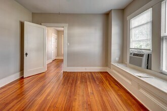 115 Goldenrod St, Unit B in Houston, TX - Foto de edificio - Building Photo