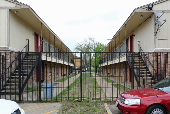 The Debutante Apartments in Dallas, TX - Building Photo - Building Photo