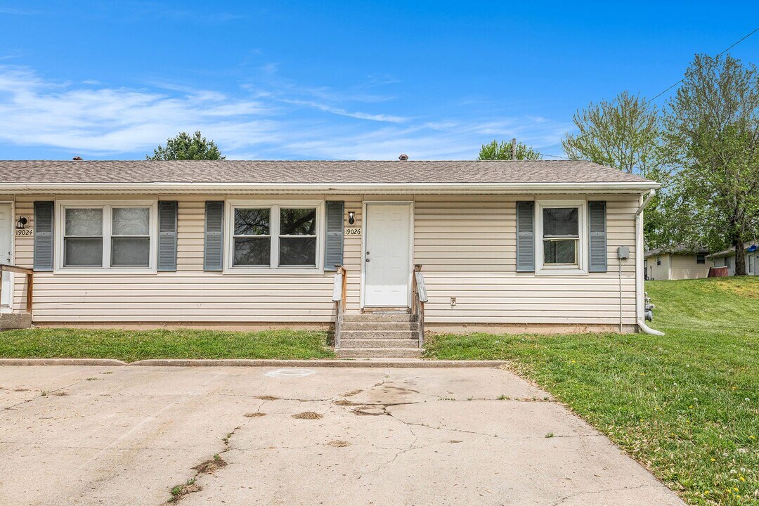 19026 E Swope Trail in Independence, MO - Building Photo