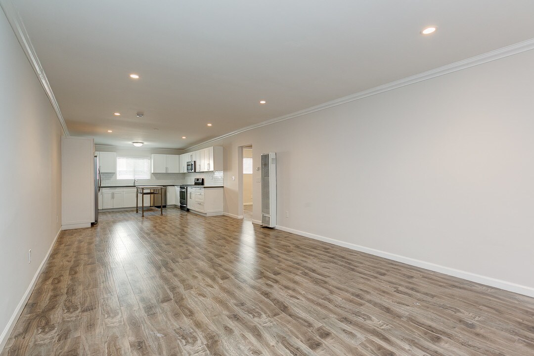 1406 N Martel Ave in Los Angeles, CA - Building Photo