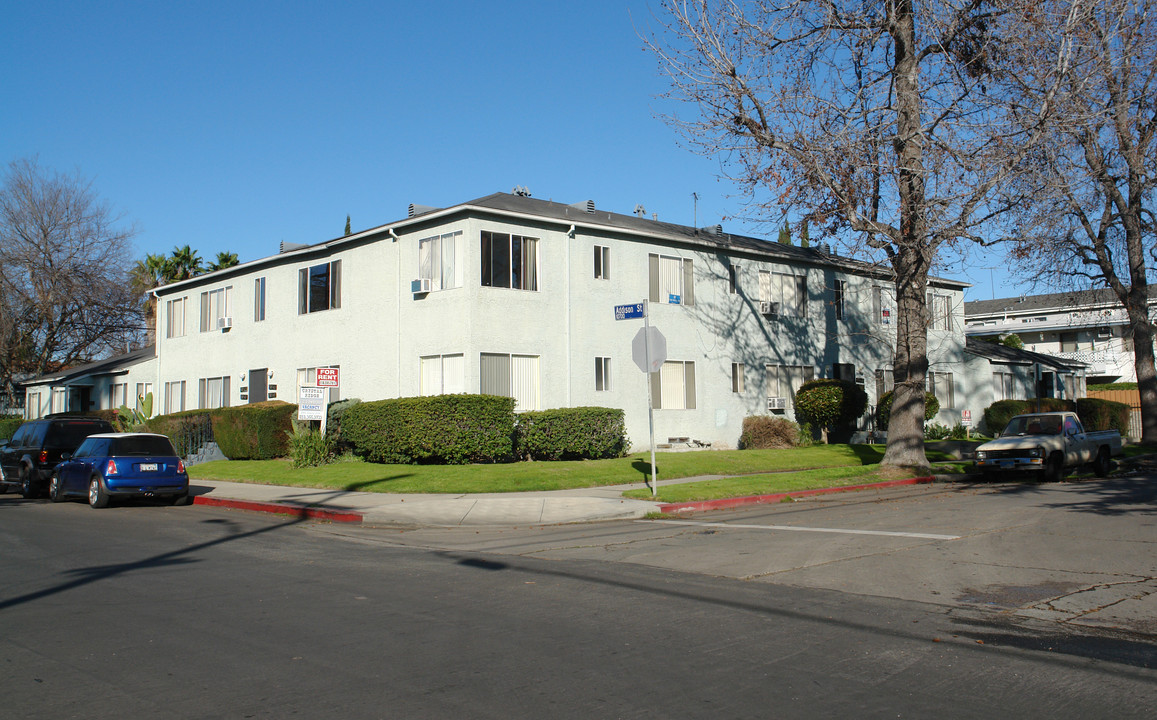 5001 Denny Ave in North Hollywood, CA - Building Photo