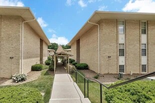 5260 Crossbow Cir, Unit 11B in Cave Spring, VA - Building Photo
