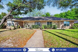 206 N Graves St in McKinney, TX - Building Photo