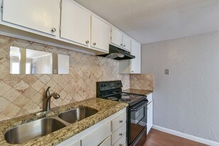 Treehouse Apartments in Arlington, TX - Building Photo