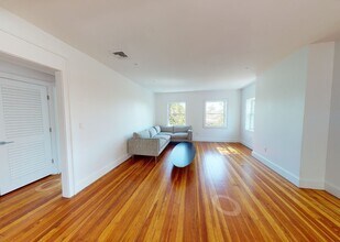 15 Colbourne Cres, Unit 3 in Brookline, MA - Foto de edificio - Building Photo