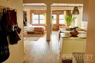 Spacious LOFT in Williamsburg! in Brooklyn, NY - Foto de edificio - Building Photo