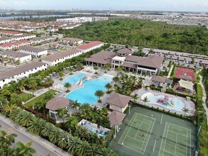 8770 NW 99th Path in Doral, FL - Building Photo - Building Photo