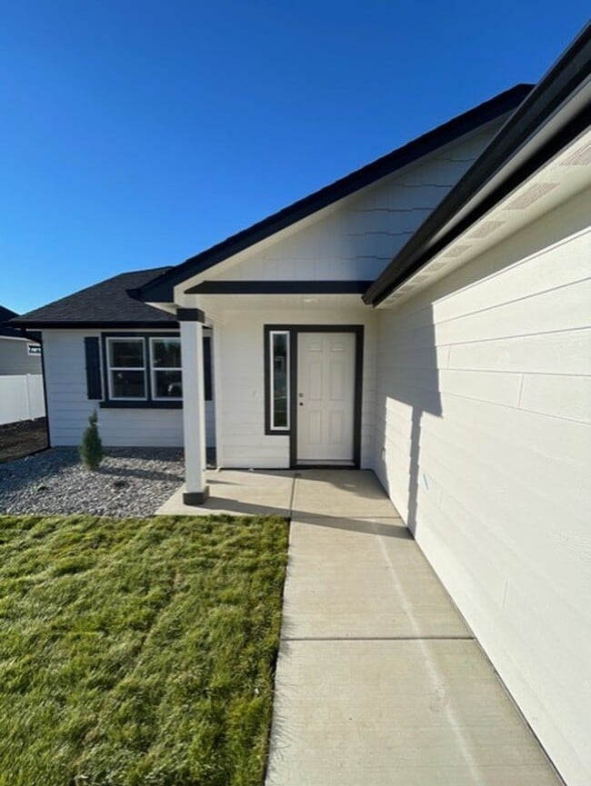 16237 Hadley Lp in Rathdrum, ID - Building Photo - Building Photo