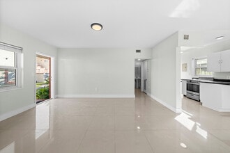 1203 Marseille Dr, Unit 1203 Marseille Dr.Unit 21 in Miami, FL - Foto de edificio - Building Photo