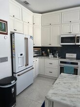 6012 Yeats Manor Dr, Unit A Unit 102 in Tampa, FL - Foto de edificio - Building Photo