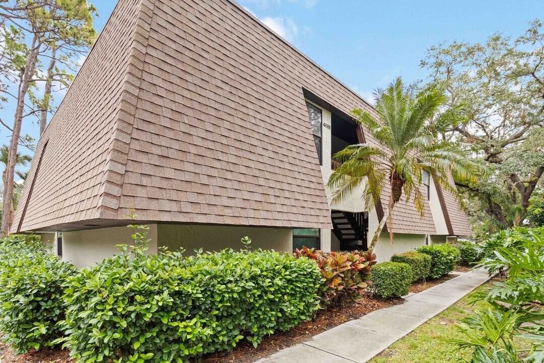 4688 Ringwood Meadow in Sarasota, FL - Building Photo