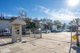 River Oaks Condos in Dallas, TX - Building Photo - Building Photo