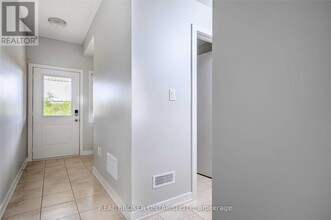 590-590 N Service Rd in Hamilton, ON - Building Photo - Building Photo