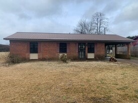105 Rogers Rd in West Point, MS - Building Photo
