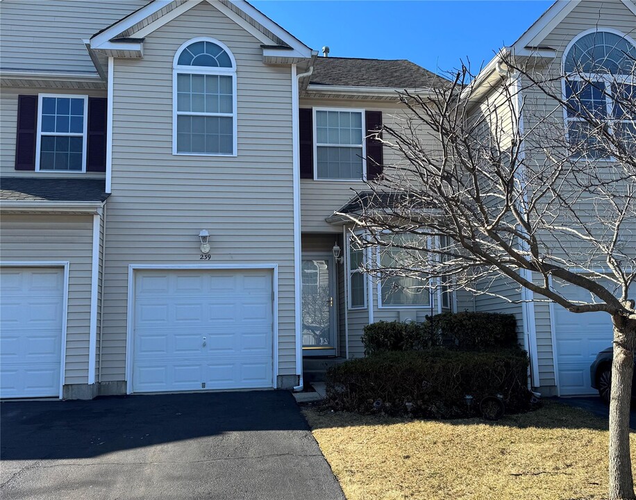 239 Kettles Ln in Medford, NY - Building Photo