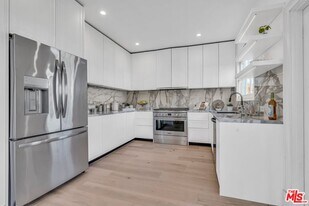 135 S Linden Dr in Beverly Hills, CA - Building Photo