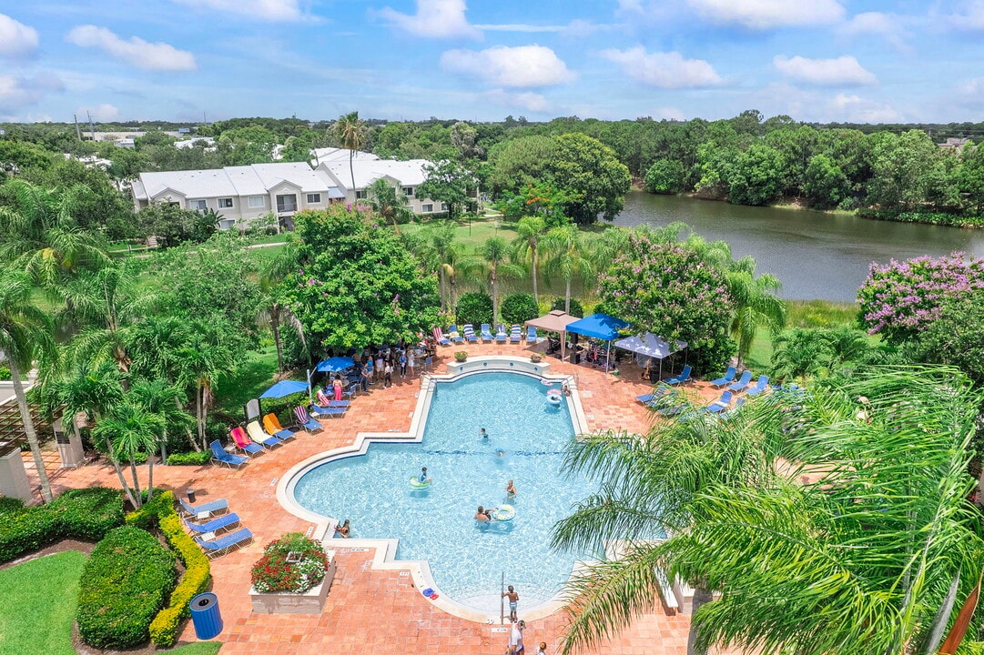 Coquina Cove in Palm City, FL - Foto de edificio