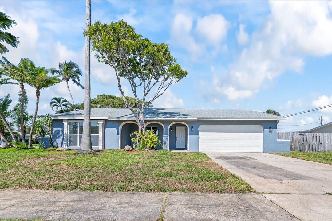 484 Greenway Ave in Satellite Beach, FL - Building Photo