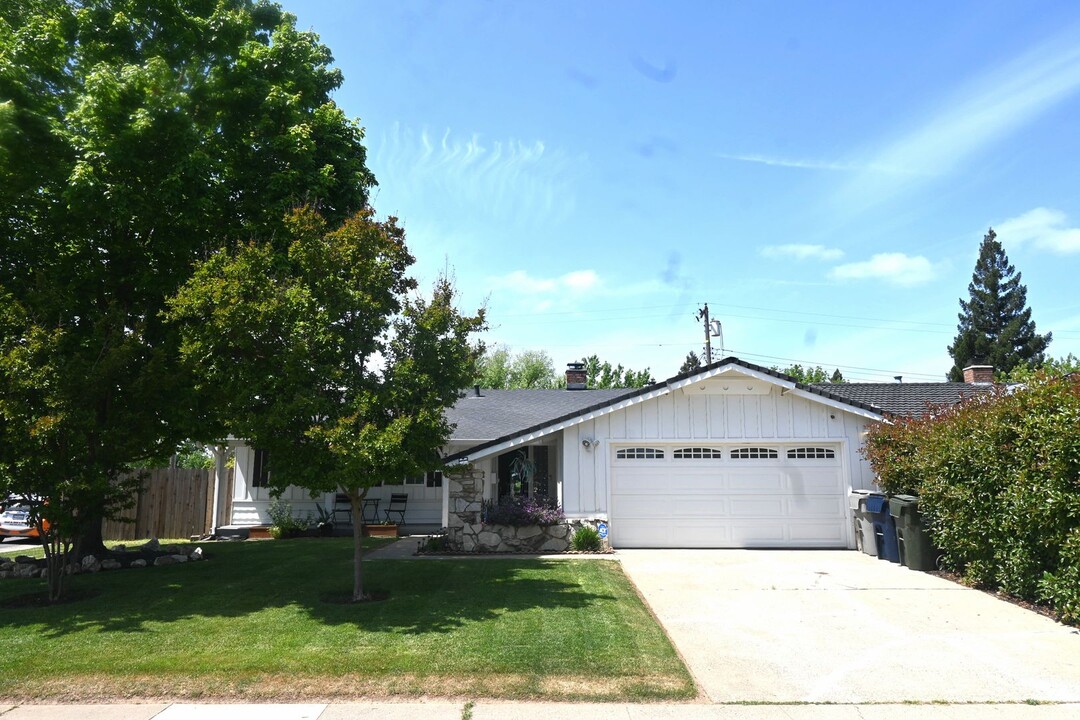 2956 Wissemann Dr in Sacramento, CA - Building Photo