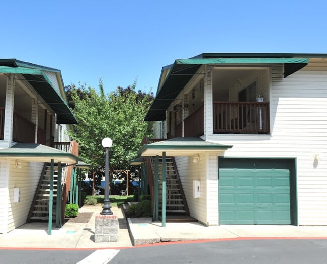Emerald Pointe Apartments in Gresham, OR - Foto de edificio - Building Photo