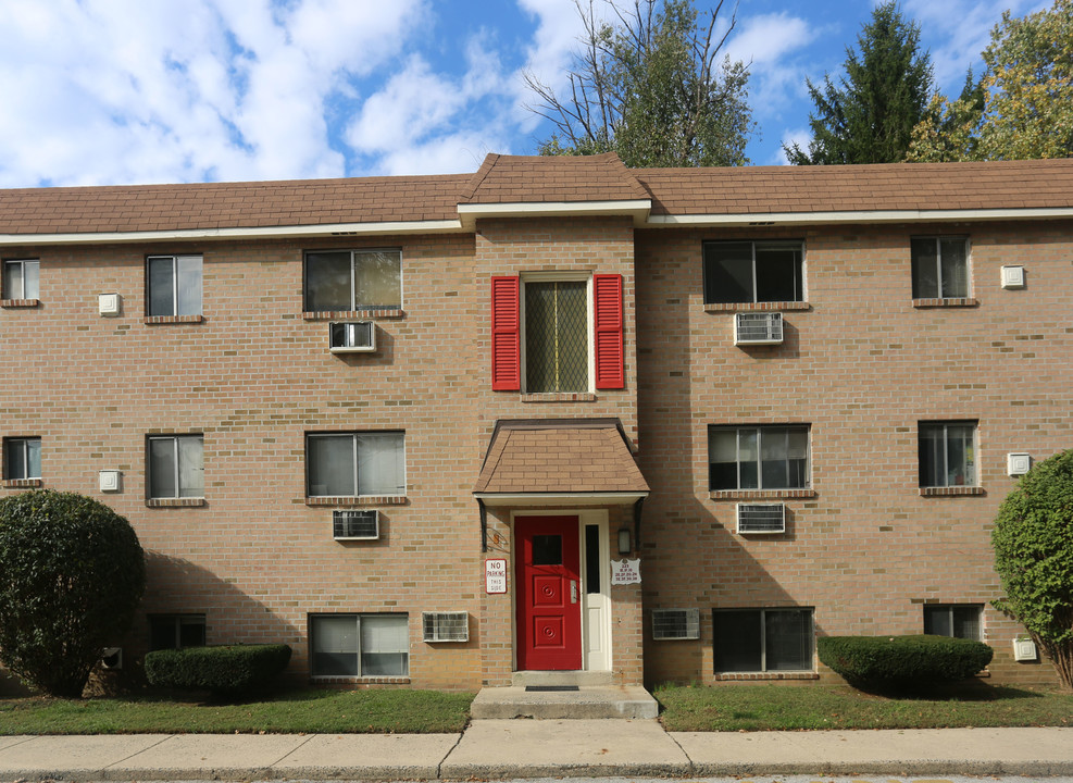 Oak Manor Apartments in Primos, PA - Building Photo