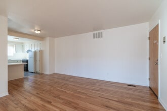 Colonial Manor in Warren, MI - Building Photo - Interior Photo