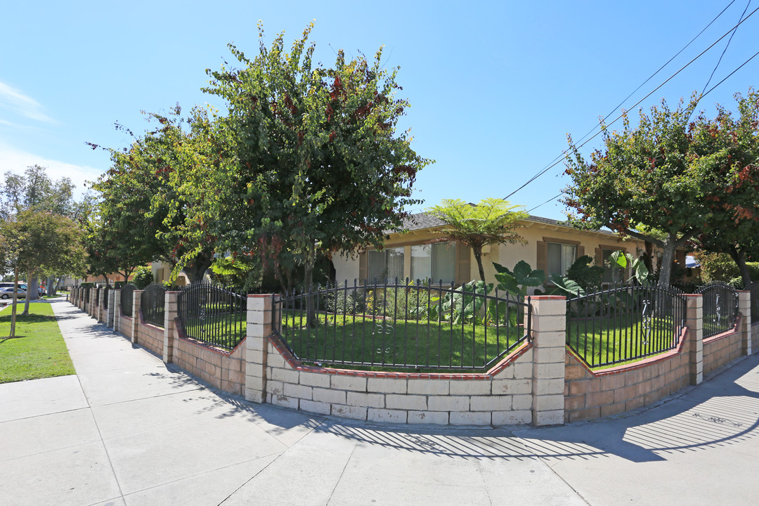 206 E Leatrice Ln in Anaheim, CA - Building Photo