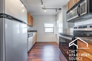 100 W Chestnut St in Chicago, IL - Building Photo