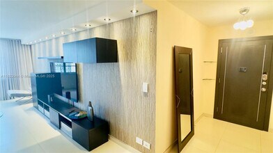 251 174th St, Unit 1505 in Sunny Isles Beach, FL - Foto de edificio - Building Photo