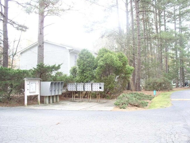 121 Westview Dr in Carrboro, NC - Building Photo - Building Photo