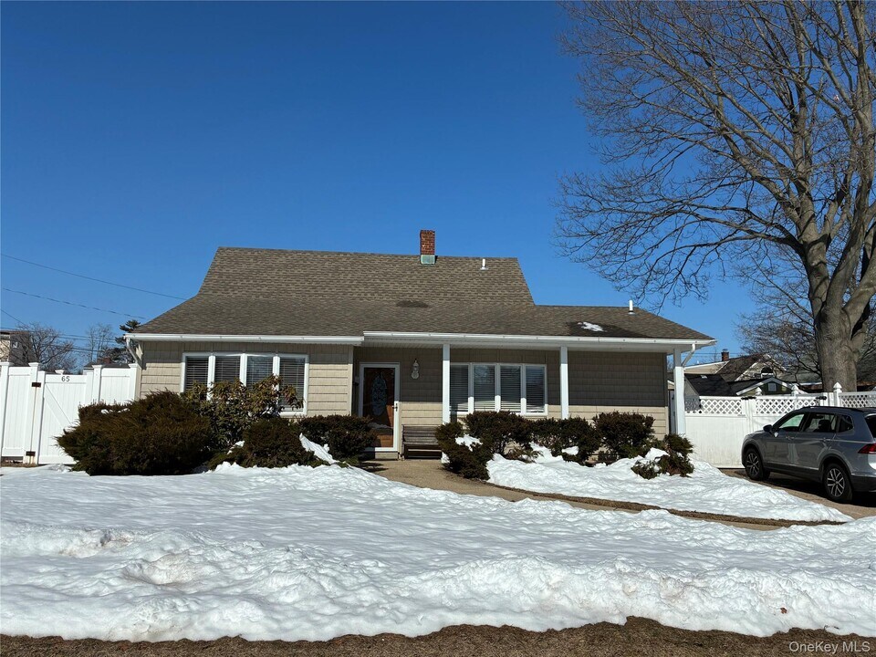 65 Morning Glory Rd in Levittown, NY - Building Photo