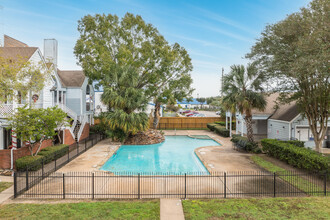 Camden Court Condominiums in Houston, TX - Building Photo - Building Photo