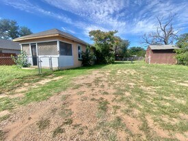 215 S 3rd St in Slaton, TX - Building Photo