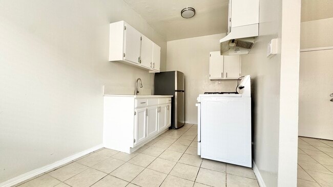 5606 S Figueroa St in Los Angeles, CA - Building Photo - Building Photo