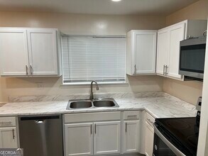 9028 Raven Dr in Jonesboro, GA - Building Photo - Building Photo