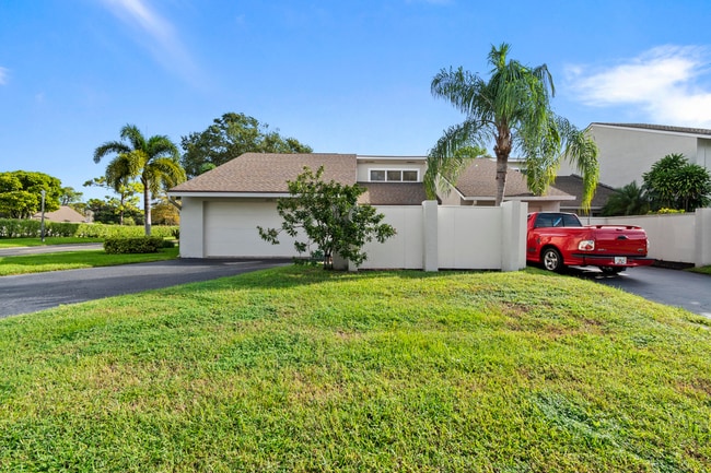 12775 Spinnaker Ln in Wellington, FL - Foto de edificio - Building Photo