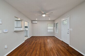 214 Benita St in San Antonio, TX - Building Photo - Building Photo