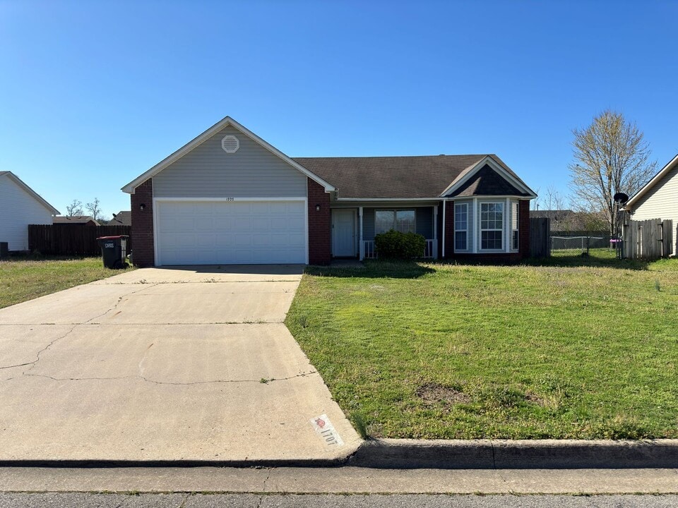 1707 Plumbark Dr in Greenwood, AR - Building Photo