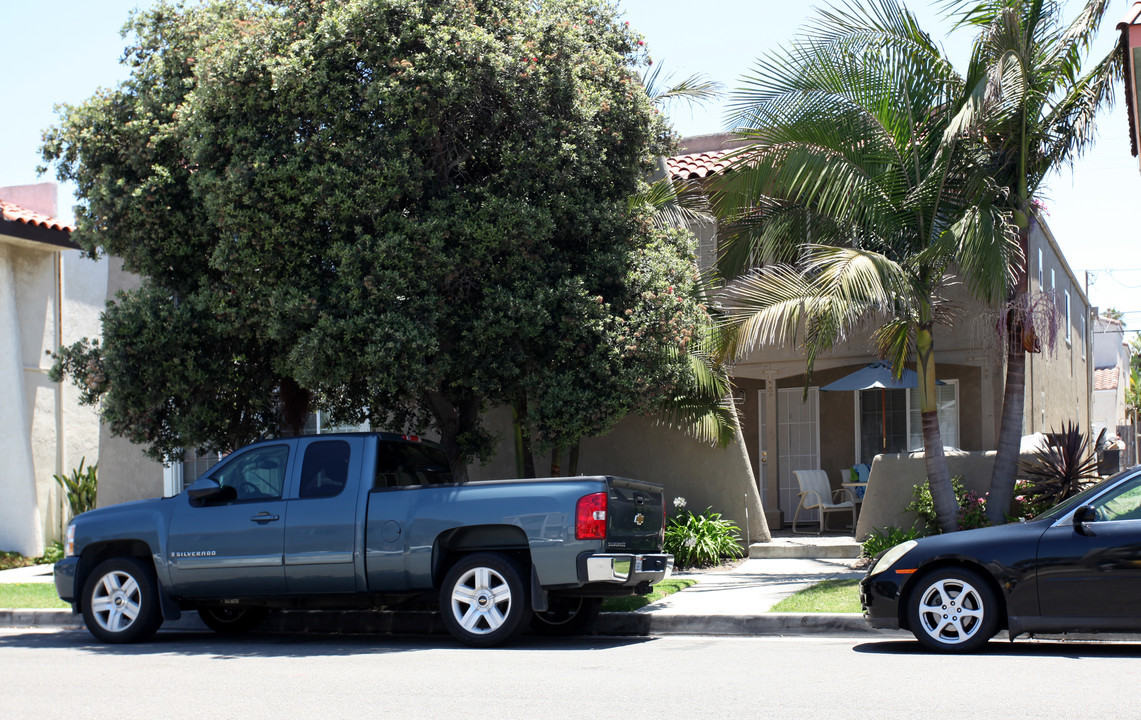 324 16th St in Huntington Beach, CA - Building Photo