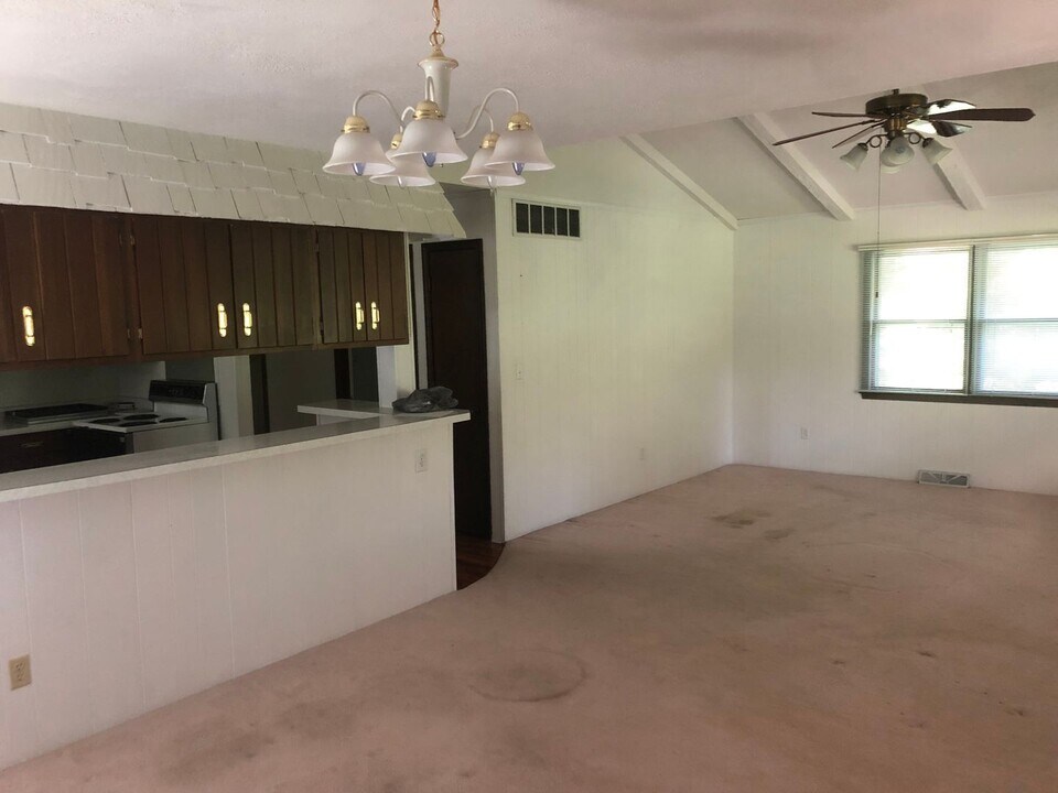 7591 W Henderson Rd in Columbia, MO - Foto de edificio